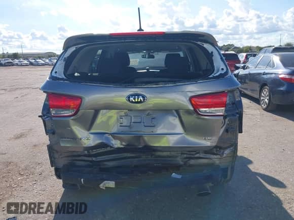 2017 Kia Sorento LX z VIN 5XYPG4A53HG208374, wystawiony jako IAAI lot #43244931 z przebiegiem 153 004 mil mil oraz . Historia ofert i sprzedaży dostępna na DreamBid. Obrazek 6.