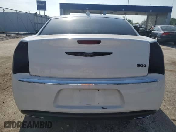 2016 Chrysler 300 Anniversary Edition с VIN 2C3CCAAG0GH161450, выставлен на аукционе Copart как лот 61992645 с пробегом 122 656 миль миль и Списание • Salvage title. История ставок и продаж доступна на DreamBid. Изображение 6.