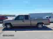 1996 GMC Sierra 1500 z VIN 2GTEC19M3T1502695, wystawiony jako IAAI lot #42199919 z przebiegiem 285 889 mil mil oraz . Historia ofert i sprzedaży dostępna na DreamBid. Obrazek 14.