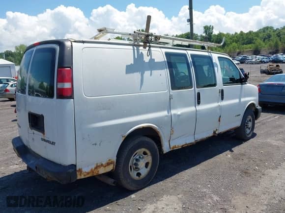 2005 Chevrolet Express Cargo z VIN 1GCGG25VX51137331, wystawiony jako IAAI lot #42719473 z przebiegiem 225 658 mil mil oraz . Historia ofert i sprzedaży dostępna na DreamBid. Obrazek 4.