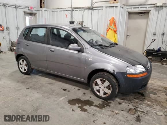 2008 Chevrolet Aveo LS z VIN KL1TD66648B266385, wystawiony jako Copart lot #77990724 z przebiegiem 142 831 mil mil oraz Czysty tytuł • Clean title. Historia ofert i sprzedaży dostępna na DreamBid. Obrazek 4.