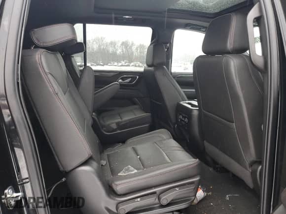 2022 Chevrolet Suburban RST z VIN 1GNSKEKL2NR344348, wystawiony jako Copart lot #84170974 z przebiegiem 30 927 mil mil oraz Szkoda całkowita • Salvage title. Historia ofert i sprzedaży dostępna na DreamBid. Obrazek 11.