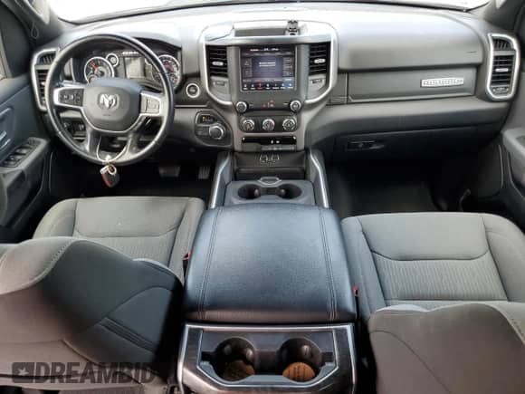 2021 Ram 1500 Big Horn z VIN 1C6RREFT8MN743548, wystawiony jako Copart lot #60967705 z przebiegiem 59 023 mil mil oraz Szkoda całkowita • Salvage title. Historia ofert i sprzedaży dostępna na DreamBid. Obrazek 8.