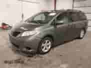 2013 Toyota Sienna LE AAS z VIN 5TDKK3DC4DS382349, wystawiony jako IAAI lot #43329574 z przebiegiem 143 911 mil mil oraz . Historia ofert i sprzedaży dostępna na DreamBid. Obrazek 20.