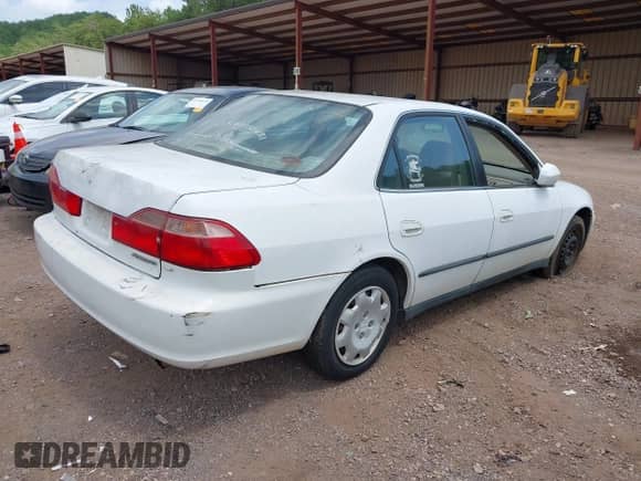 2000 Honda Accord LX z VIN 1HGCG5641YA131445, wystawiony jako IAAI lot #42441064 z przebiegiem 208 017 mil mil oraz . Historia ofert i sprzedaży dostępna na DreamBid. Obrazek 4.