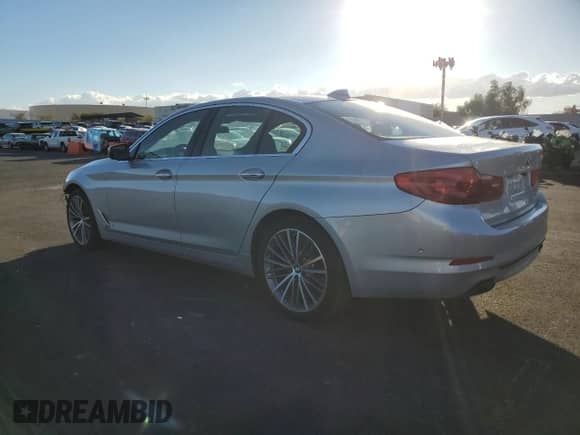 2018 BMW 5 Series 540i z VIN WBAJE5C51JWA93104, wystawiony jako Copart lot #89523965 z przebiegiem 61 042 mil mil oraz Czysty tytuł • Clean title. Historia ofert i sprzedaży dostępna na DreamBid. Obrazek 2.