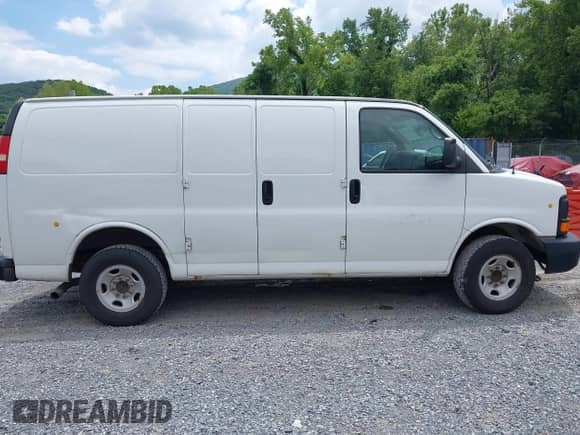 2013 Chevrolet Express Cargo z VIN 1GCWGFBA1D1114412, wystawiony jako IAAI lot #42813656 z przebiegiem 203 700 mil mil oraz . Historia ofert i sprzedaży dostępna na DreamBid. Obrazek 13.