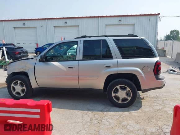 2005 Chevrolet TrailBlazer LT с VIN 1GNDS13SX52355663, выставлен на аукционе IAAI как лот 42886769 с пробегом 138 099 миль миль и . История ставок и продаж доступна на DreamBid. Изображение 14.