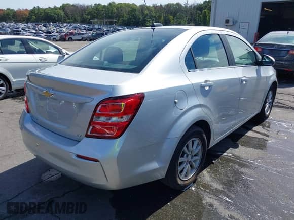 2019 Chevrolet Sonic LT z VIN 1G1JD5SB5K4130283, wystawiony jako IAAI lot #43153707 z przebiegiem 56 227 mil mil oraz . Historia ofert i sprzedaży dostępna na DreamBid. Obrazek 4.