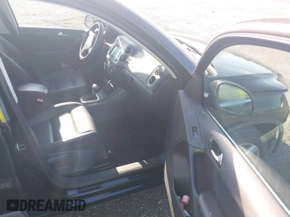 2010 Volkswagen Tiguan SE с VIN WVGBV7AX3AW537129, выставлен на аукционе IAAI как лот 42655677 с пробегом 93 487 миль миль и . История ставок и продаж доступна на DreamBid. Изображение 5.