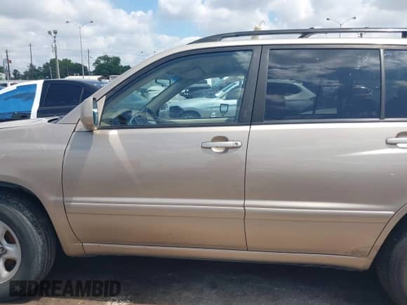 2006 Toyota Highlander with VIN JTEGP21A560108471, listed as a IAAI auction lot 42373219 with 114,580 mi miles and . Bid and sale history available at DreamBid. Image 14.