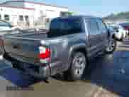 2019 Toyota Tacoma SR5 z VIN 3TMCZ5AN2KM231203, wystawiony jako IAAI lot #43203975 z przebiegiem 61 168 mil mil oraz . Historia ofert i sprzedaży dostępna na DreamBid. Obrazek 4.