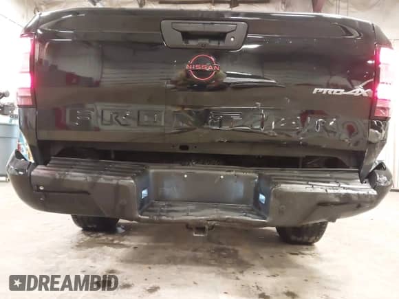 2023 Nissan Frontier Pro-4X z VIN 1N6ED1EKXPN616079, wystawiony jako IAAI lot #43327941 z przebiegiem 42 471 mil mil oraz . Historia ofert i sprzedaży dostępna na DreamBid. Obrazek 6.