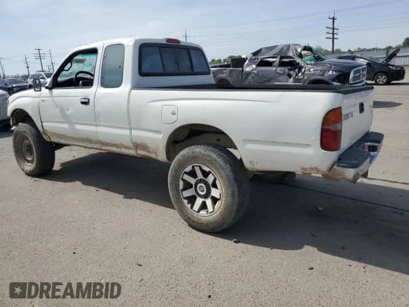 1997 Toyota Tacoma z VIN 4TAWN72N4VZ239482, wystawiony jako Copart lot #56564145 z przebiegiem 151 318 mil mil oraz Szkoda całkowita • Salvage title. Historia ofert i sprzedaży dostępna na DreamBid. Obrazek 2.