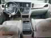 2019 Toyota Sienna XLE Auto Access Seat z VIN 5TDYZ3DCXKS993182, wystawiony jako Copart lot #71122805 z przebiegiem 104 122 mil mil oraz Szkoda całkowita • Salvage title. Historia ofert i sprzedaży dostępna na DreamBid. Obrazek 8.