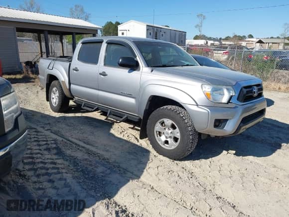 2014 Toyota Tacoma PreRunner z VIN 5TFJX4GNXEX027147, wystawiony jako IAAI lot #41840370 z przebiegiem 111 242 mil mil oraz . Historia ofert i sprzedaży dostępna na DreamBid. Obrazek 1.