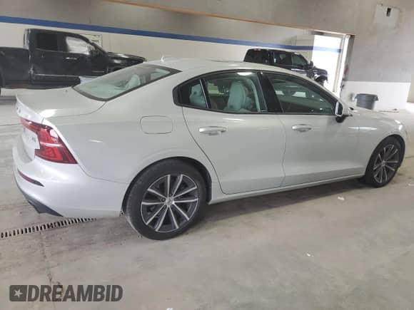 2021 Volvo S60 Momentum z VIN 7JR102FK8MG093809, wystawiony jako Copart lot #80847265 z przebiegiem 60 555 mil mil oraz Szkoda całkowita • Salvage title. Historia ofert i sprzedaży dostępna na DreamBid. Obrazek 3.