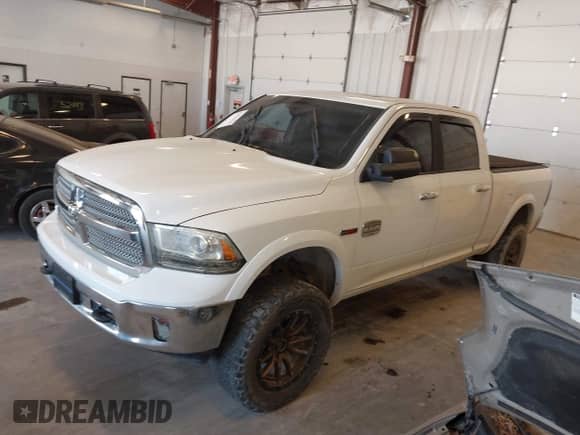 2015 Ram 1500 Laramie Limited z VIN 1C6RR7WM6FS678840, wystawiony jako IAAI lot #42040449 z przebiegiem Nie podano mil oraz . Historia ofert i sprzedaży dostępna na DreamBid. Obrazek 2.