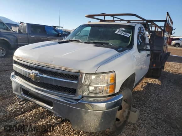 2012 Chevrolet Silverado 3500HD Work Truck z VIN 1GB3KZCG2CF180057, wystawiony jako Copart lot #86861504 z przebiegiem Nie podano mil oraz Czysty tytuł • Clean title. Historia ofert i sprzedaży dostępna na DreamBid. Obrazek 1.