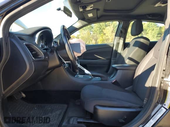 2014 Chrysler 200 Touring z VIN 1C3CCBBGXEN171198, wystawiony jako Copart lot #86832955 z przebiegiem 97 935 mil mil oraz Czysty tytuł • Clean title. Historia ofert i sprzedaży dostępna na DreamBid. Obrazek 7.