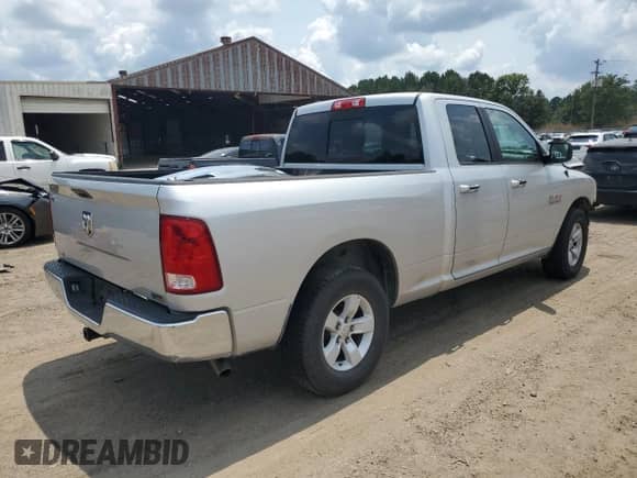 2016 Ram 1500 SLT z VIN 1C6RR6GG1GS299393, wystawiony jako Copart lot #67946765 z przebiegiem 98 744 mil mil oraz Szkoda całkowita • Salvage title. Historia ofert i sprzedaży dostępna na DreamBid. Obrazek 3.