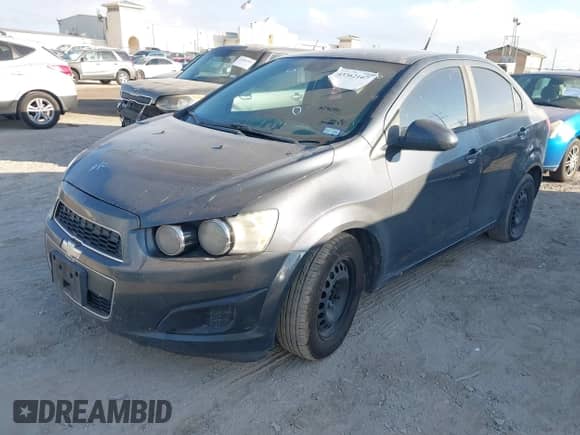 2013 Chevrolet Sonic LS z VIN 1G1JA5SH0D4210770, wystawiony jako IAAI lot #43362167 z przebiegiem 145 661 mil mil oraz . Historia ofert i sprzedaży dostępna na DreamBid. Obrazek 2.
