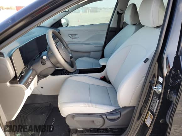 2025 Hyundai Kona SE z VIN KM8HA3AB1SU196717, wystawiony jako Copart lot #77239634 z przebiegiem Nie podano mil oraz Nie do naprawy • Non repairable. Historia ofert i sprzedaży dostępna na DreamBid. Obrazek 7.