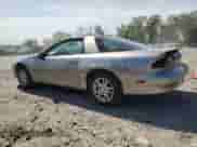 2000 Chevrolet Camaro z VIN 2G1FP22K6Y2103412, wystawiony jako Copart lot #70040684 z przebiegiem 97 796 mil mil oraz Czysty tytuł • Clean title. Historia ofert i sprzedaży dostępna na DreamBid. Obrazek 2.