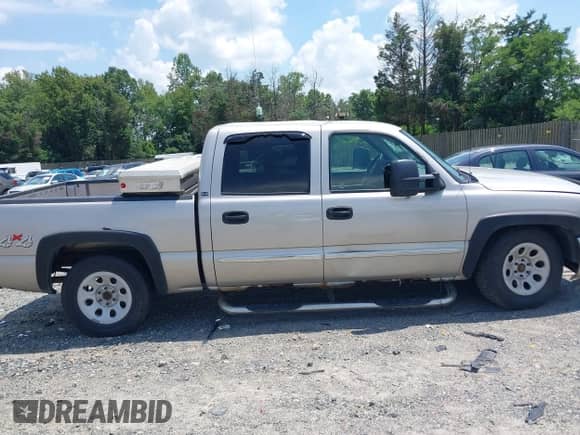 2005 GMC Sierra 1500 SLE with VIN 2GTEK13TX51269548, listed as a IAAI auction lot 42592979 with 425,927 mi miles and . Bid and sale history available at DreamBid. Image 13.