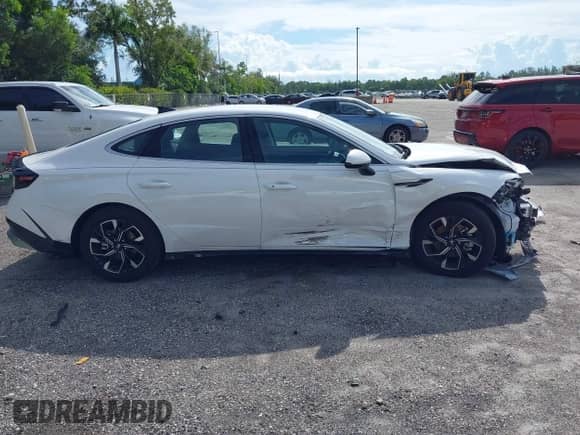 2025 Hyundai Sonata SEL z VIN KMHL64JA9SA493244, wystawiony jako IAAI lot #43134993 z przebiegiem 3 097 mil mil oraz . Historia ofert i sprzedaży dostępna na DreamBid. Obrazek 13.