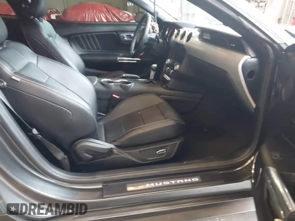 2017 Ford Mustang GT z VIN 1FA6P8CF0H5247785, wystawiony jako IAAI lot #43151880 z przebiegiem 58 439 mil mil oraz . Historia ofert i sprzedaży dostępna na DreamBid. Obrazek 5.