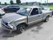 2002 Chevrolet S-10 LS с VIN 1GCCS19W428108940, выставлен на аукционе IAAI как лот 42546758 с пробегом 242 492 миль миль и . История ставок и продаж доступна на DreamBid. Изображение 2.