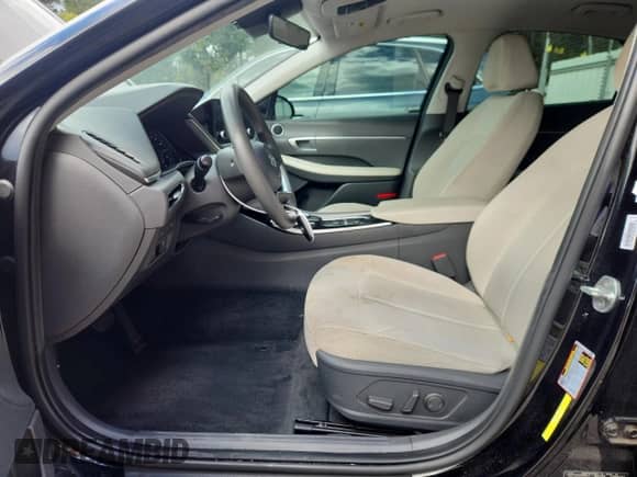 2021 Hyundai Sonata SEL с VIN KMHL64JA1MA143531, выставлен на аукционе Copart как лот 84582655 с пробегом 104 677 миль миль и Списание • Salvage title. История ставок и продаж доступна на DreamBid. Изображение 7.