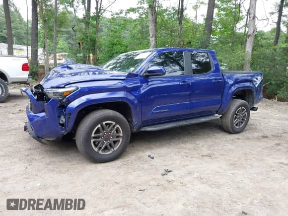 2024 Toyota Tacoma SR5 z VIN 3TMLB5JN5RM079724, wystawiony jako IAAI lot #42507488 z przebiegiem 6 543 mil mil oraz . Historia ofert i sprzedaży dostępna na DreamBid. Obrazek 2.