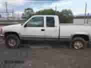 1998 Chevrolet Silverado 2500 z VIN 1GCGK29J9WE232656, wystawiony jako IAAI lot #43377388 z przebiegiem 201 761 mil mil oraz . Historia ofert i sprzedaży dostępna na DreamBid. Obrazek 14.