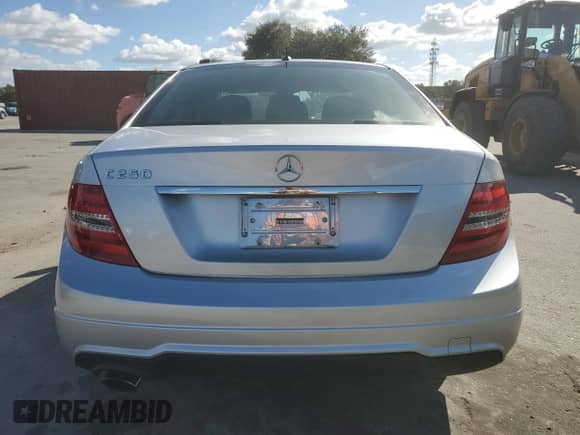 2014 Mercedes-Benz C 250 Sport с VIN WDDGF4HB6EG210133, выставлен на аукционе Copart как лот 85666995 с пробегом 157 451 миль миль и Списание • Salvage title. История ставок и продаж доступна на DreamBid. Изображение 6.