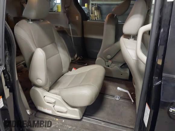 2017 Toyota Sienna XLE with VIN 5TDDZ3DC1HS156781, listed as a IAAI auction lot 41457089 with 189,921 mi miles and . Bid and sale history available at DreamBid. Image 8.