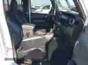 2021 Jeep Wrangler Unlimited Sahara Altitude z VIN 1C4HJXEG4MW669454, wystawiony jako IAAI lot #42563303 z przebiegiem 111 535 mil mil oraz . Historia ofert i sprzedaży dostępna na DreamBid. Obrazek 5.