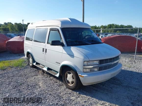 2000 Chevrolet Astro Cargo YF7 z VIN 1GBDM19W9YB161695, wystawiony jako IAAI lot #42682040 z przebiegiem 100 665 mil mil oraz . Historia ofert i sprzedaży dostępna na DreamBid. Obrazek 1.