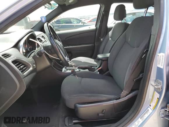 2014 Chrysler 200 Touring z VIN 1C3CCBBG5EN105576, wystawiony jako Copart lot #57359495 z przebiegiem 83 414 mil mil oraz Szkoda całkowita • Salvage title. Historia ofert i sprzedaży dostępna na DreamBid. Obrazek 7.