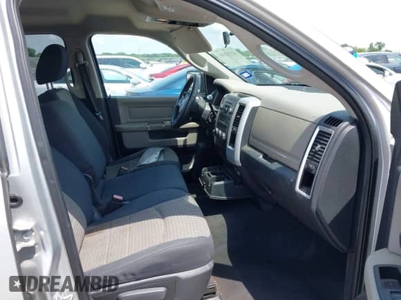 2010 Dodge 1500 SLT z VIN 1D7RB1GP4AS160081, wystawiony jako IAAI lot #42352840 z przebiegiem 210 688 mil mil oraz . Historia ofert i sprzedaży dostępna na DreamBid. Obrazek 5.
