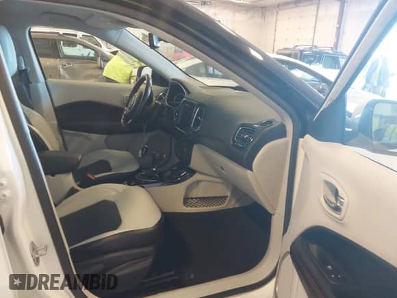 2020 Jeep Compass Limited z VIN 3C4NJDCB8LT216404, wystawiony jako IAAI lot #43416102 z przebiegiem 48 047 mil mil oraz . Historia ofert i sprzedaży dostępna na DreamBid. Obrazek 5.