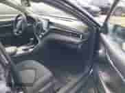 2023 Toyota Camry LE z VIN 4T1R11AK7PU130043, wystawiony jako IAAI lot #43289865 z przebiegiem 24 472 mil mil oraz . Historia ofert i sprzedaży dostępna na DreamBid. Obrazek 5.