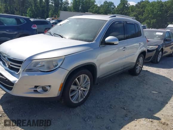 2011 Volkswagen Tiguan S with VIN WVGAV7AX0BW550630, listed as a IAAI auction lot 42445650 with 185,176 mi miles and . Bid and sale history available at DreamBid. Image 2.