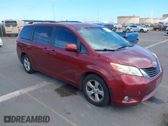 2013 Toyota Sienna LE AAS z VIN 5TDKK3DC7DS363469, wystawiony jako IAAI lot #43087882 z przebiegiem 161 514 mil mil oraz . Historia ofert i sprzedaży dostępna na DreamBid. Obrazek 1.