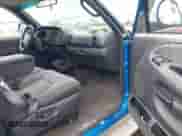 1998 Dodge 1500 z VIN 1B7HF13Z9WJ163928, wystawiony jako IAAI lot #41728098 z przebiegiem 141 085 mil mil oraz . Historia ofert i sprzedaży dostępna na DreamBid. Obrazek 5.