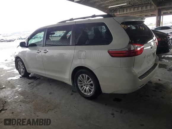 2017 Toyota Sienna XLE Auto Access Seat with VIN 5TDYZ3DC4HS875640, listed as a Copart auction lot 82389965 with 138,691 mi miles and Salvage title. Bid and sale history available at DreamBid. Image 2.
