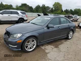 2013 Mercedes-Benz C 300 Sport z VIN WDDGF8AB0DG076235, wystawiony jako Copart lot #69296435 z przebiegiem 159 732 mil mil oraz Szkoda całkowita • Salvage title. Historia ofert i sprzedaży dostępna na DreamBid. Obrazek 1.