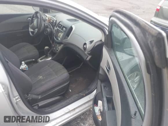 2013 Chevrolet Sonic LT с VIN 1G1JC5SB9D4118174, выставлен на аукционе IAAI как лот 43253662 с пробегом 105 470 миль миль и . История ставок и продаж доступна на DreamBid. Изображение 5.