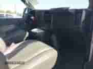 2019 Chevrolet Express Cargo z VIN 1GCWGAFP8K1242709, wystawiony jako IAAI lot #42513751 z przebiegiem 102 593 mil mil oraz . Historia ofert i sprzedaży dostępna na DreamBid. Obrazek 5.
